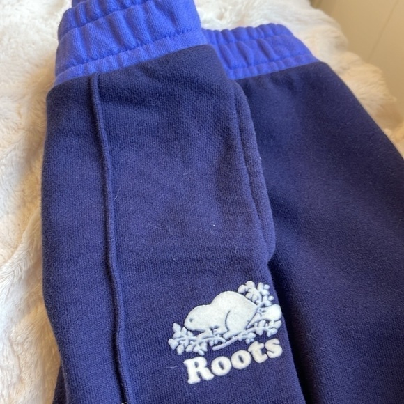 Roots kids size 4T capris with pockets in dark blue with purple waist band - Picture 3 of 7